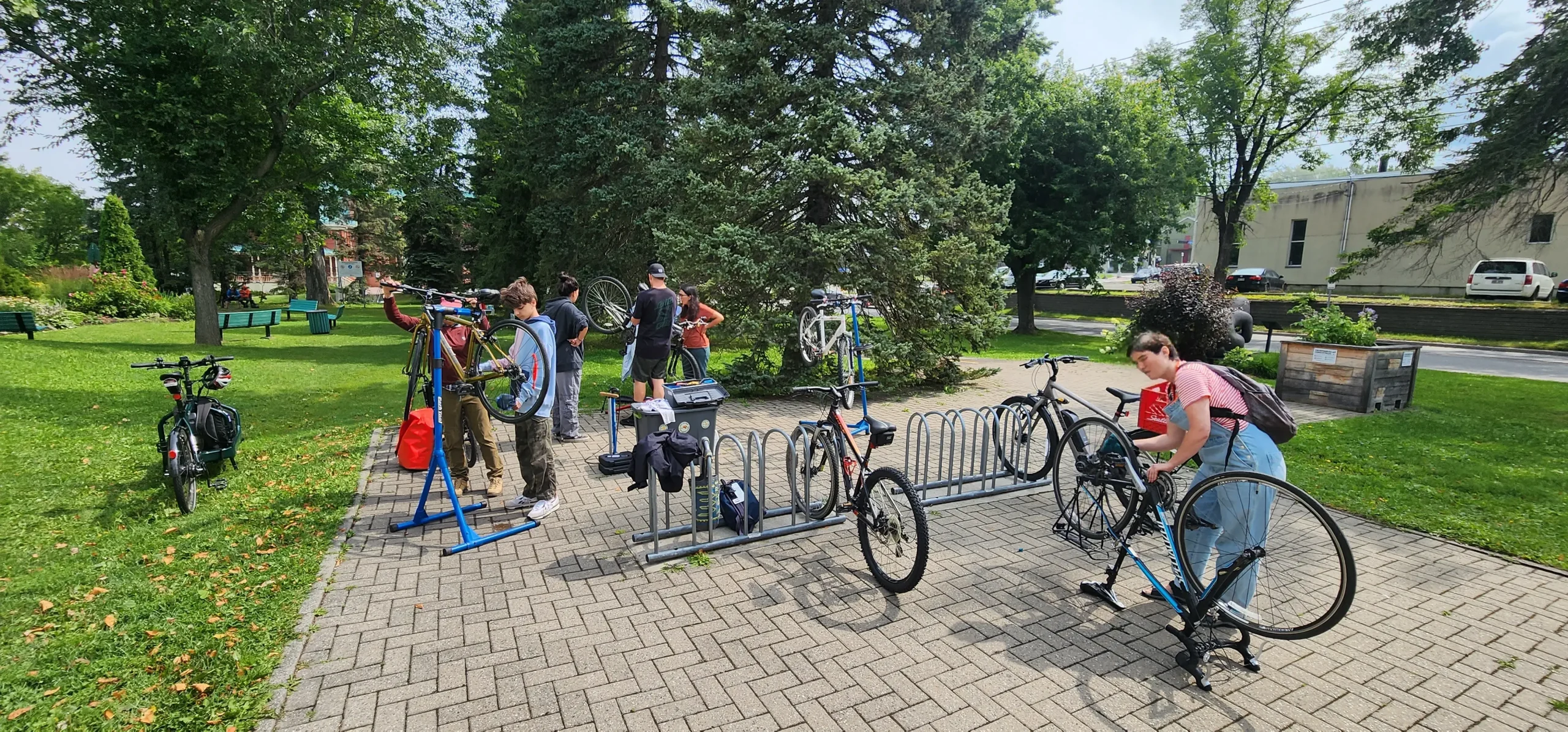 Atelier mécanique vélo proposé sur le parvis de la bibliothèque Lisette Morin 2023