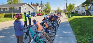 Un groupe de jeunes "Cycliste averti" dans les rues de Rimouski.